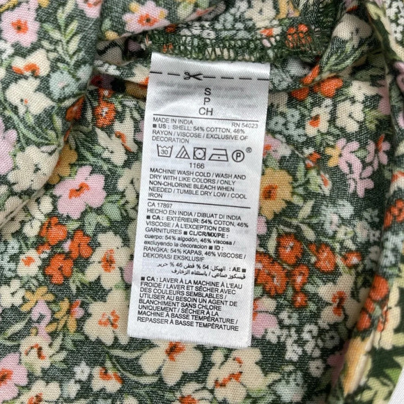 Old Navy Smocked-Yoke Floral-Print Swing Top for Women - Picture 8 of 8